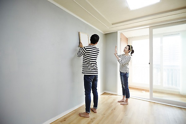 포토 JPG 전신 여자 남자 액자 신혼부부 실내 서기 미소 들기 성인 두명 옆모습 30대 다정 한국인 즐거움 내집마련 신혼 신혼집 부부라이프 장년만 성인만 걸기 국내포토 라이프스타일 부부 감정 뷰포인트 컨셉 모션 부동산 표정 사람 동양인 내부 장년 파일형식