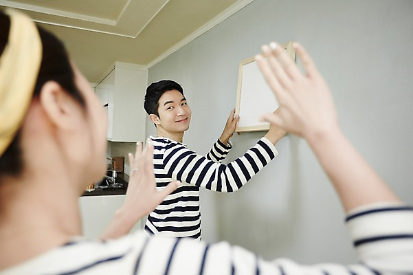 포토 JPG 여자 남자 액자 신혼부부 실내 서기 미소 들기 상반신 성인 두명 옆모습 30대 다정 한국인 내집마련 신혼 신혼집 부부라이프 장년만 성인만 걸기 국내포토 라이프스타일 부부 뷰포인트 컨셉 모션 부동산 표정 사람 동양인 내부 장년 파일형식