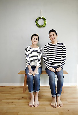 포토 JPG 전신 여자 남자 의자 신혼부부 휴식 실내 미소 앉기 성인 두명 앞모습 30대 다정 한국인 내집마련 신혼 신혼집 부부라이프 장년만 성인만 국내포토 라이프스타일 부부 뷰포인트 가구 컨셉 모션 부동산 표정 사람 동양인 내부 장년 파일형식