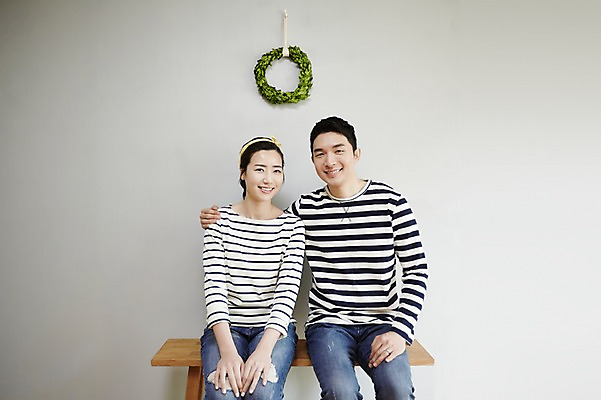 포토 JPG 여자 남자 의자 신혼부부 휴식 실내 미소 앉기 상반신 성인 두명 앞모습 30대 다정 한국인 내집마련 신혼 신혼집 부부라이프 장년만 성인만 어깨에손 국내포토 라이프스타일 부부 뷰포인트 가구 컨셉 모션 부동산 표정 사람 동양인 내부 장년 파일형식