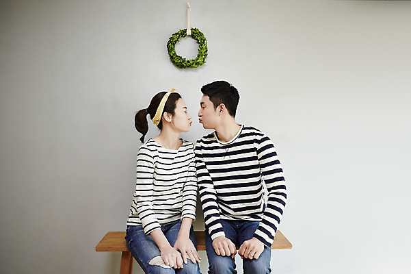 포토 JPG 여자 남자 의자 신혼부부 휴식 키스 실내 미소 앉기 상반신 성인 두명 앞모습 30대 다정 한국인 내집마련 신혼 신혼집 부부라이프 장년만 성인만 국내포토 라이프스타일 부부 뷰포인트 가구 컨셉 모션 부동산 표정 사람 동양인 내부 장년 애정표현 파일형식