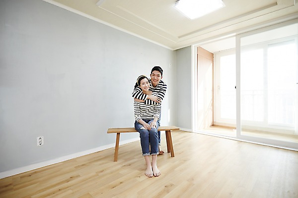 포토 JPG 전신 여자 남자 신혼부부 포옹 실내 서기 미소 앉기 성인 두명 앞모습 30대 다정 한국인 내집마련 신혼 신혼집 부부라이프 장년만 성인만 국내포토 라이프스타일 부부 뷰포인트 컨셉 안기 모션 부동산 표정 사람 동양인 내부 장년 파일형식