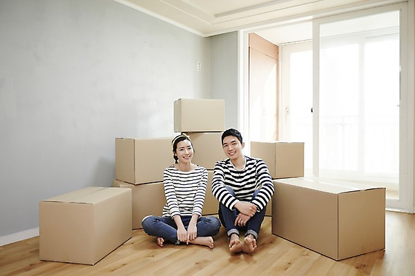 포토 JPG 전신 여자 남자 신혼부부 휴식 실내 앉기 성인 두명 앞모습 30대 여러개 한국인 종이상자 내집마련 신혼 신혼집 부부라이프 장년만 성인만 국내포토 라이프스타일 부부 뷰포인트 다수 컨셉 모션 부동산 사람 동양인 내부 장년 상자 파일형식