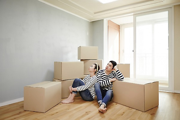 포토 JPG 전신 여자 남자 신혼부부 휴식 실내 앉기 성인 두명 앞모습 30대 여러개 한국인 종이상자 내집마련 신혼 신혼집 부부라이프 장년만 성인만 국내포토 라이프스타일 부부 뷰포인트 다수 컨셉 모션 부동산 사람 동양인 내부 장년 상자 파일형식