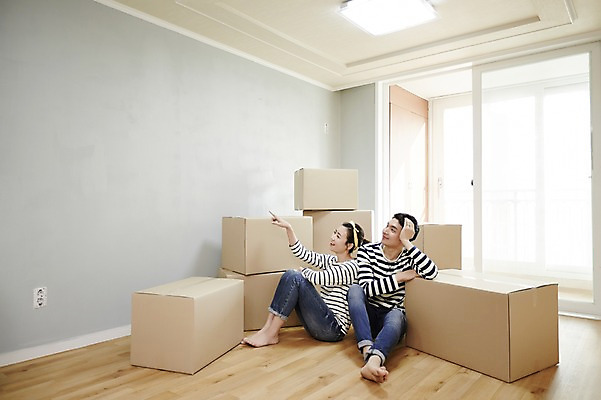 포토 JPG 전신 여자 남자 신혼부부 휴식 실내 앉기 성인 두명 앞모습 30대 여러개 한국인 가리킴 종이상자 내집마련 신혼 신혼집 부부라이프 장년만 성인만 국내포토 라이프스타일 부부 뷰포인트 다수 컨셉 모션 부동산 사람 동양인 손짓 내부 장년 상자 파일형식