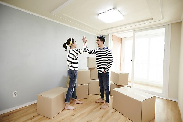 포토 JPG 전신 여자 남자 신혼부부 실내 서기 미소 성인 두명 옆모습 30대 파이팅 한국인 즐거움 내집마련 신혼 하이파이브 신혼집 부부라이프 장년만 성인만 국내포토 라이프스타일 부부 감정 뷰포인트 모션 부동산 표정 사람 동양인 손짓 내부 장년 파일형식