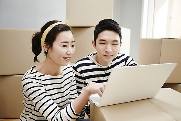 포토 JPG 여자 남자 신혼부부 휴식 실내 미소 앉기 상반신 성인 두명 앞모습 30대 노트북 다정 한국인 웹서핑 내집마련 신혼 신혼집 부부라이프 장년만 성인만 국내포토 라이프스타일 부부 뷰포인트 컨셉 모션 부동산 표정 사람 동양인 내부 장년 전자제품 파일형식