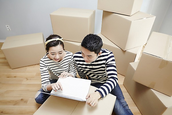 포토 JPG 여자 남자 신혼부부 휴식 실내 미소 앉기 상반신 성인 두명 앞모습 30대 노트북 다정 한국인 웹서핑 내집마련 신혼 신혼집 부부라이프 장년만 성인만 국내포토 라이프스타일 부부 뷰포인트 컨셉 모션 부동산 표정 사람 동양인 내부 장년 전자제품 파일형식