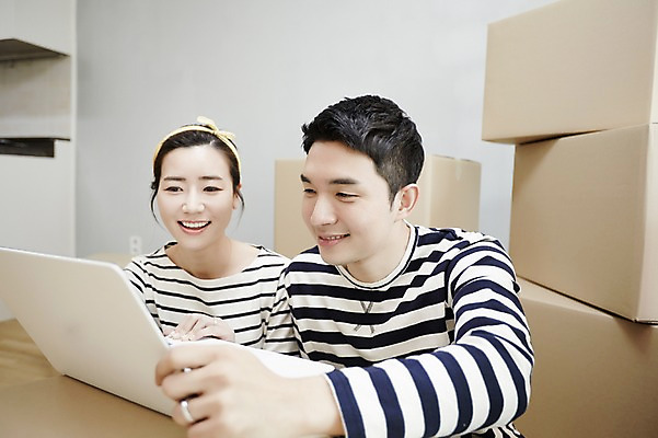 포토 JPG 여자 남자 신혼부부 휴식 실내 미소 앉기 상반신 성인 두명 앞모습 30대 노트북 다정 한국인 웹서핑 내집마련 신혼 신혼집 부부라이프 장년만 성인만 국내포토 라이프스타일 부부 뷰포인트 컨셉 모션 부동산 표정 사람 동양인 내부 장년 전자제품 파일형식