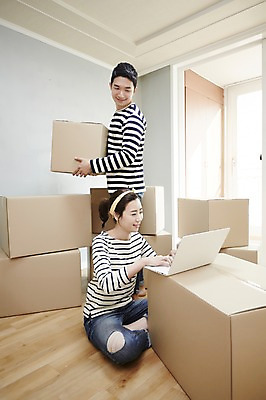 포토 JPG 전신 여자 남자 신혼부부 실내 서기 미소 들기 앉기 성인 두명 앞모습 옆모습 30대 노트북 한국인 웹서핑 종이상자 즐거움 내집마련 신혼 신혼집 부부라이프 장년만 성인만 국내포토 라이프스타일 부부 감정 뷰포인트 모션 부동산 표정 사람 동양인 내부 장년 전자제품 상자 파일형식