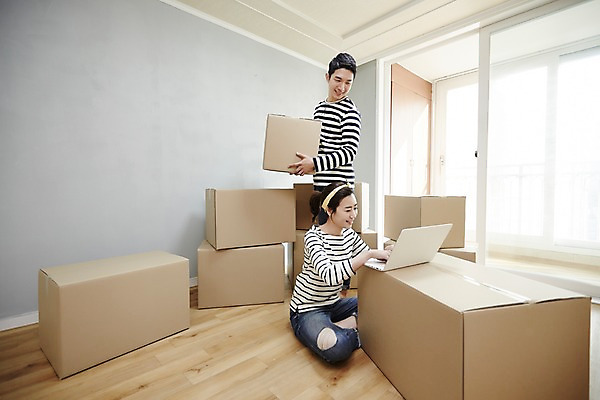 포토 JPG 전신 여자 남자 신혼부부 실내 서기 미소 들기 앉기 성인 두명 앞모습 옆모습 30대 노트북 한국인 웹서핑 종이상자 즐거움 내집마련 신혼 신혼집 부부라이프 장년만 성인만 국내포토 라이프스타일 부부 감정 뷰포인트 모션 부동산 표정 사람 동양인 내부 장년 전자제품 상자 파일형식