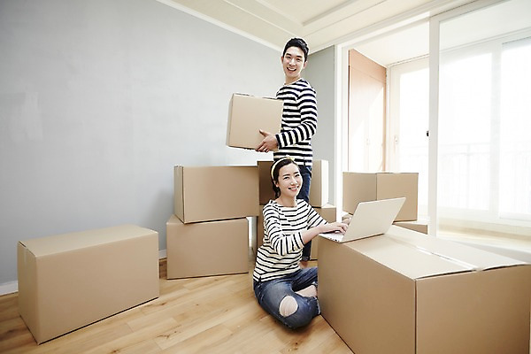 포토 JPG 전신 여자 남자 신혼부부 실내 서기 미소 들기 앉기 성인 두명 앞모습 옆모습 30대 노트북 한국인 웹서핑 종이상자 즐거움 내집마련 신혼 신혼집 부부라이프 장년만 성인만 국내포토 라이프스타일 부부 감정 뷰포인트 모션 부동산 표정 사람 동양인 내부 장년 전자제품 상자 파일형식