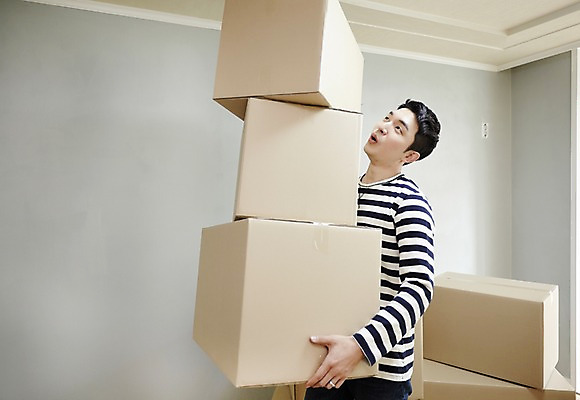 포토 JPG 남자 실내 한명 서기 들기 상반신 성인 옆모습 30대 한국인 종이상자 즐거움 내집마련 신혼 신혼집 부부라이프 성인남자한명만 장년남자한명만 국내포토 1 라이프스타일 감정 뷰포인트 모션 부동산 사람 동양인 내부 장년 상자 남자한명만 성인남자만 장년남자만 파일형식