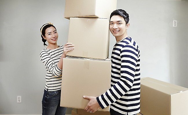 포토 JPG 여자 남자 신혼부부 실내 서기 미소 들기 상반신 성인 두명 옆모습 30대 한국인 종이상자 즐거움 내집마련 신혼 신혼집 부부라이프 장년만 성인만 국내포토 라이프스타일 부부 감정 뷰포인트 모션 부동산 표정 사람 동양인 내부 장년 상자 파일형식