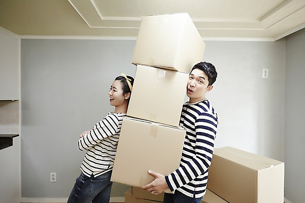 포토 JPG 여자 남자 신혼부부 실내 서기 미소 들기 상반신 성인 두명 옆모습 30대 한국인 밀기 종이상자 즐거움 내집마련 신혼 신혼집 부부라이프 장년만 성인만 국내포토 라이프스타일 부부 감정 뷰포인트 모션 부동산 표정 사람 동양인 내부 장년 상자 파일형식