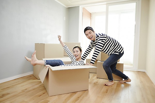 포토 JPG 전신 여자 남자 장난 신혼부부 실내 서기 미소 앉기 성인 두명 옆모습 30대 다정 한국인 종이상자 즐거움 내집마련 신혼 신혼집 부부라이프 장년만 성인만 국내포토 라이프스타일 부부 감정 뷰포인트 컨셉 모션 부동산 표정 사람 동양인 내부 장년 상자 파일형식