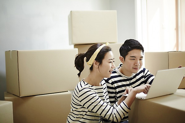 포토 JPG 여자 남자 신혼부부 휴식 실내 미소 앉기 상반신 성인 두명 앞모습 30대 노트북 다정 한국인 웹서핑 내집마련 신혼 신혼집 부부라이프 장년만 성인만 국내포토 라이프스타일 부부 뷰포인트 컨셉 모션 부동산 표정 사람 동양인 내부 장년 전자제품 파일형식