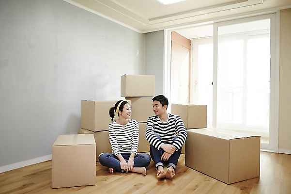 포토 JPG 전신 여자 남자 신혼부부 휴식 실내 앉기 성인 두명 앞모습 30대 여러개 한국인 종이상자 내집마련 신혼 신혼집 부부라이프 장년만 성인만 국내포토 라이프스타일 부부 뷰포인트 다수 컨셉 모션 부동산 사람 동양인 내부 장년 상자 파일형식