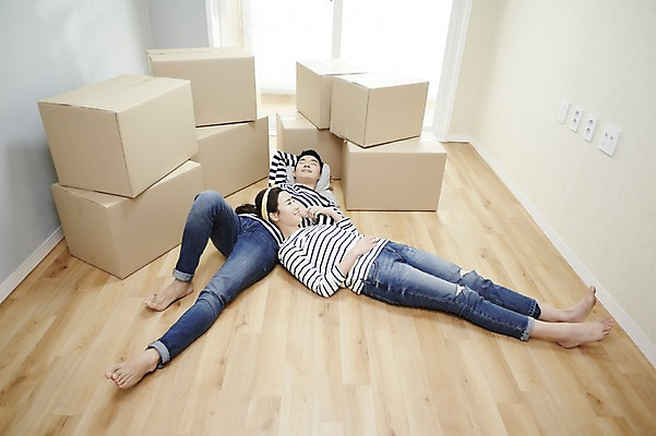 포토 JPG 전신 여자 남자 신혼부부 휴식 실내 성인 두명 30대 눕기 다정 한국인 종이상자 내집마련 신혼 신혼집 부부라이프 장년만 성인만 국내포토 라이프스타일 부부 컨셉 모션 부동산 사람 동양인 내부 장년 상자 파일형식