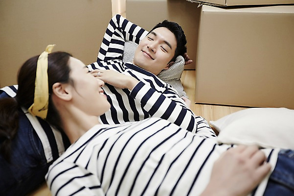포토 JPG 여자 남자 신혼부부 휴식 실내 상반신 성인 두명 30대 눕기 다정 한국인 종이상자 내집마련 신혼 신혼집 부부라이프 장년만 성인만 국내포토 라이프스타일 부부 컨셉 모션 부동산 사람 동양인 내부 장년 상자 파일형식