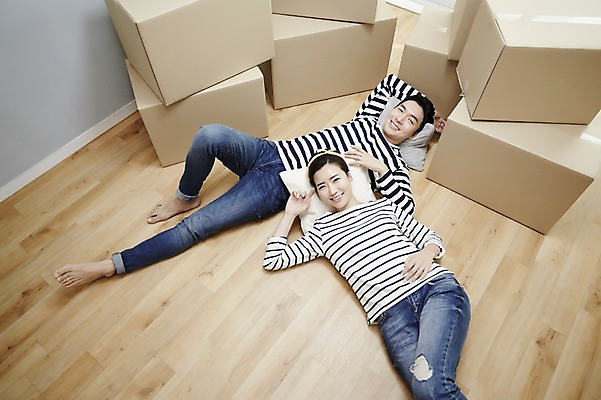 포토 JPG 전신 여자 남자 신혼부부 휴식 실내 미소 성인 두명 앞모습 30대 눕기 다정 한국인 종이상자 내집마련 신혼 신혼집 부부라이프 장년만 성인만 국내포토 라이프스타일 부부 뷰포인트 컨셉 모션 부동산 표정 사람 동양인 내부 장년 상자 파일형식