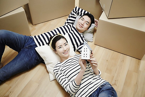 포토 JPG 여자 남자 신혼부부 부동산 휴식 실내 미소 들기 상반신 성인 두명 앞모습 30대 눕기 다정 한국인 종이상자 내집마련 신혼 신혼집 부부라이프 장년만 성인만 집모양 국내포토 모양 라이프스타일 부부 뷰포인트 컨셉 모션 표정 사람 동양인 내부 장년 상자 재산 파일형식