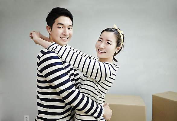 포토 JPG 여자 남자 신혼부부 포옹 실내 서기 미소 상반신 성인 두명 옆모습 30대 다정 한국인 내집마련 신혼 신혼집 부부라이프 장년만 성인만 국내포토 라이프스타일 부부 뷰포인트 컨셉 안기 모션 부동산 표정 사람 동양인 내부 장년 파일형식