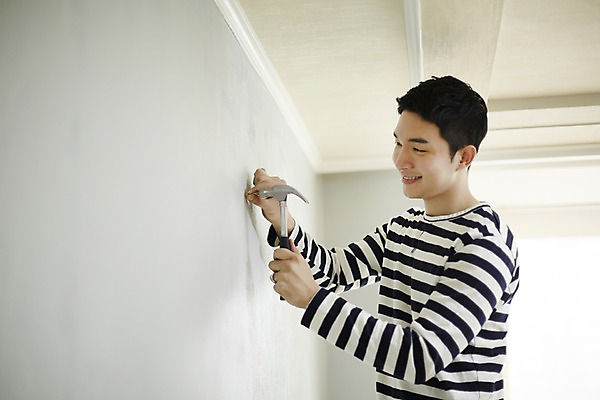 포토 JPG 남자 실내 한명 서기 미소 상반신 성인 옆모습 30대 한국인 못 즐거움 내집마련 신혼 못박기 신혼집 부부라이프 성인남자한명만 장년남자한명만 국내포토 1 라이프스타일 감정 뷰포인트 모션 부동산 표정 사람 동양인 내부 장년 공구 남자한명만 성인남자만 장년남자만 파일형식