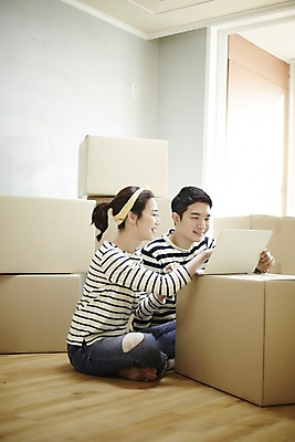 포토 JPG 여자 남자 신혼부부 휴식 실내 미소 앉기 상반신 성인 두명 앞모습 30대 노트북 다정 한국인 웹서핑 내집마련 신혼 신혼집 부부라이프 장년만 성인만 국내포토 라이프스타일 부부 뷰포인트 컨셉 모션 부동산 표정 사람 동양인 내부 장년 전자제품 파일형식