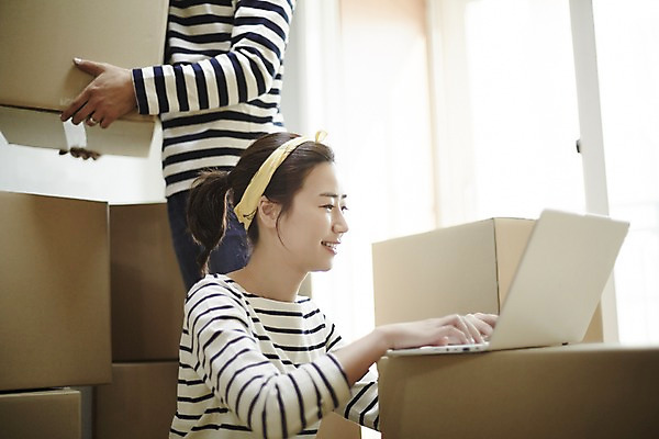 포토 JPG 여자 남자 신혼부부 휴식 실내 서기 미소 앉기 상반신 성인 두명 옆모습 30대 노트북 한국인 웹서핑 종이상자 즐거움 내집마련 신혼 신혼집 부부라이프 장년만 성인만 국내포토 라이프스타일 부부 감정 뷰포인트 컨셉 모션 부동산 표정 사람 동양인 내부 장년 전자제품 상자 파일형식