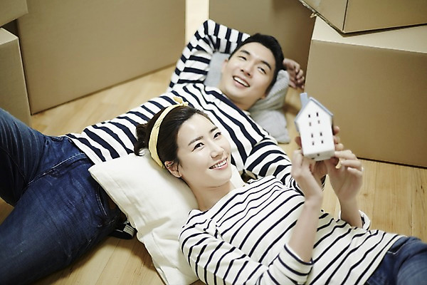 포토 JPG 여자 남자 신혼부부 휴식 실내 상반신 성인 두명 30대 눕기 다정 한국인 종이상자 내집마련 신혼 신혼집 부부라이프 장년만 성인만 국내포토 라이프스타일 부부 컨셉 모션 부동산 사람 동양인 내부 장년 상자 파일형식