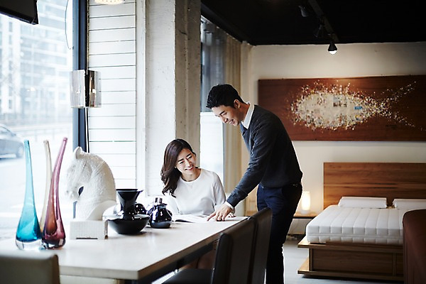 포토 JPG 여자 남자 신혼부부 실내 서기 앉기 상반신 성인 두명 앞모습 30대 다정 만지기 한국인 책상 신혼 부부라이프 장년만 성인만 가구점 국내포토 라이프스타일 부부 뷰포인트 가구 컨셉 모션 사람 동양인 내부 장년 상점 파일형식