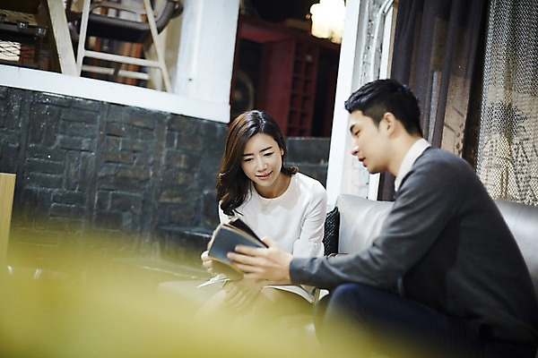 포토 JPG 여자 남자 신혼부부 실내 미소 들기 앉기 상반신 성인 두명 앞모습 옆모습 30대 다정 한국인 가죽 즐거움 신혼 원단샘플 부부라이프 장년만 성인만 가구점 국내포토 라이프스타일 부부 감정 뷰포인트 컨셉 모션 표정 사람 동양인 내부 장년 상점 파일형식