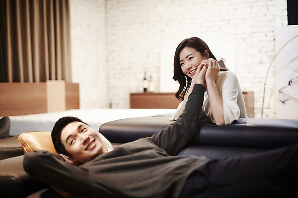 포토 JPG 여자 남자 신혼부부 실내 미소 앉기 상반신 성인 두명 앞모습 옆모습 30대 소파 눕기 손잡기 다정 한국인 편안함 신혼 부부라이프 장년만 성인만 가구점 국내포토 라이프스타일 부부 뷰포인트 컨셉 의자 모션 표정 사람 동양인 내부 장년 상점 감각 파일형식