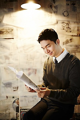 포토 JPG 남자 전등 실내 한명 미소 들기 앉기 상반신 성인 앞모습 30대 설계도 한국인 즐거움 신혼 부부라이프 성인남자한명만 장년남자한명만 가구점 국내포토 1 라이프스타일 감정 뷰포인트 모션 조명 건설업 표정 사람 동양인 내부 장년 상점 남자한명만 성인남자만 장년남자만 파일형식