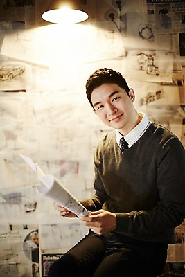 포토 JPG 남자 전등 실내 한명 미소 들기 앉기 상반신 성인 앞모습 30대 설계도 한국인 즐거움 신혼 부부라이프 성인남자한명만 장년남자한명만 가구점 국내포토 1 라이프스타일 감정 뷰포인트 모션 조명 건설업 표정 사람 동양인 내부 장년 상점 남자한명만 성인남자만 장년남자만 파일형식