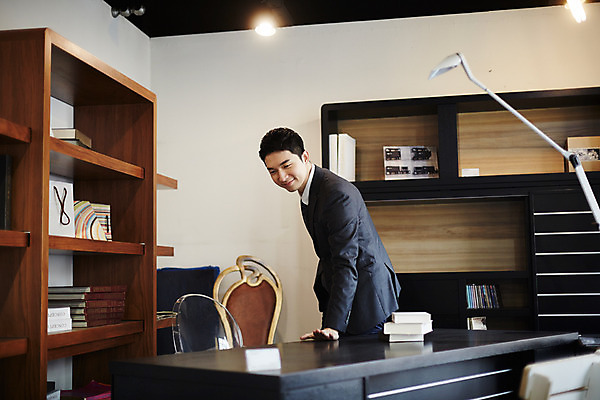 포토 JPG 남자 맨라이프 실내 한명 서기 미소 정장 상반신 성인 옆모습 30대 한국인 구경 책상 즐거움 성인남자한명만 장년남자한명만 가구점 국내포토 1 라이프스타일 옷 감정 뷰포인트 가구 모션 표정 사람 동양인 내부 장년 상점 남자한명만 성인남자만 장년남자만 파일형식