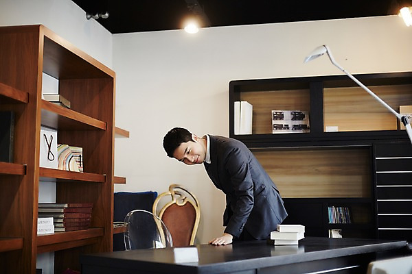 포토 JPG 남자 맨라이프 실내 한명 서기 정장 상반신 성인 옆모습 30대 한국인 구경 책상 즐거움 성인남자한명만 장년남자한명만 가구점 국내포토 1 라이프스타일 옷 감정 뷰포인트 가구 모션 사람 동양인 내부 장년 상점 남자한명만 성인남자만 장년남자만 파일형식
