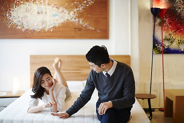 포토 JPG 전신 여자 남자 엎드리기 신혼부부 실내 앉기 상반신 성인 두명 앞모습 30대 다정 한국인 침대 편안함 신혼 부부라이프 장년만 성인만 가구점 국내포토 라이프스타일 부부 뷰포인트 가구 컨셉 모션 사람 동양인 내부 장년 상점 감각 파일형식