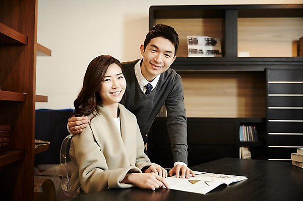 포토 JPG 여자 남자 신혼부부 실내 서기 미소 앉기 상반신 성인 두명 앞모습 책 30대 다정 한국인 신혼 부부라이프 장년만 성인만 가구점 국내포토 라이프스타일 부부 뷰포인트 컨셉 모션 표정 사람 동양인 내부 장년 상점 파일형식