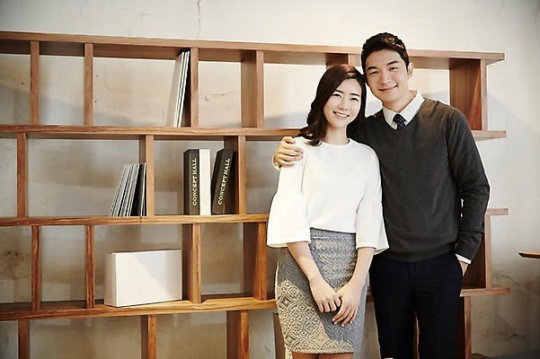 포토 JPG 여자 남자 신혼부부 책장 실내 서기 미소 상반신 성인 두명 앞모습 30대 다정 한국인 신혼 부부라이프 장년만 성인만 가구점 어깨에손 국내포토 라이프스타일 부부 뷰포인트 가구 컨셉 모션 표정 사람 동양인 내부 장년 상점 파일형식