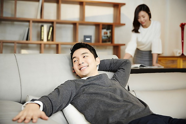 포토 JPG 여자 남자 신혼부부 휴식 실내 서기 미소 상반신 성인 두명 앞모습 책 30대 소파 눕기 한국인 편안함 읽기 신혼 부부라이프 장년만 성인만 가구점 국내포토 라이프스타일 부부 뷰포인트 컨셉 의자 모션 표정 사람 동양인 내부 장년 상점 감각 파일형식
