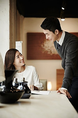 포토 JPG 여자 남자 신혼부부 실내 대화 서기 미소 앉기 상반신 성인 두명 앞모습 책 30대 다정 한국인 읽기 신혼 부부라이프 장년만 성인만 가구점 국내포토 라이프스타일 부부 뷰포인트 컨셉 모션 표정 말하기 사람 동양인 내부 장년 상점 파일형식