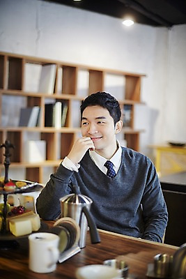 포토 JPG 남자 휴식 실내 한명 미소 앉기 상반신 성인 앞모습 30대 턱괴기 한국인 성인만 가구점 국내포토 1 뷰포인트 컨셉 모션 표정 사람 동양인 내부 장년 상점 파일형식