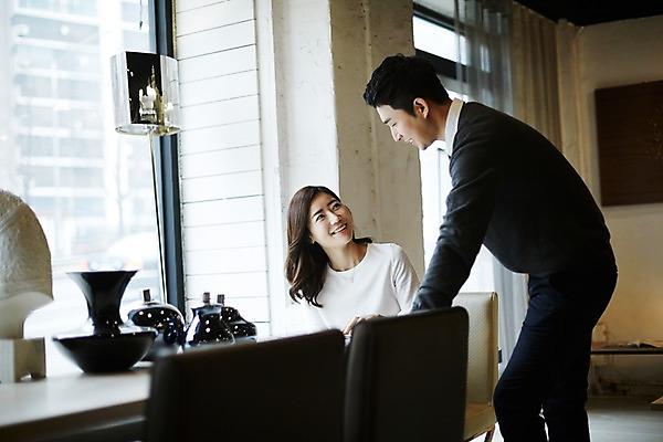 포토 JPG 여자 남자 신혼부부 실내 서기 미소 앉기 상반신 성인 두명 앞모습 옆모습 30대 다정 한국인 신혼 부부라이프 장년만 성인만 가구점 국내포토 라이프스타일 부부 뷰포인트 컨셉 모션 표정 사람 동양인 내부 장년 상점 파일형식