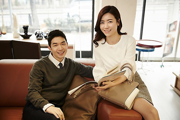 포토 JPG 여자 남자 신혼부부 실내 미소 들기 앉기 상반신 성인 두명 앞모습 책 30대 소파 다정 한국인 신혼 부부라이프 장년만 성인만 가구점 국내포토 라이프스타일 부부 뷰포인트 컨셉 의자 모션 표정 사람 동양인 내부 장년 상점 파일형식