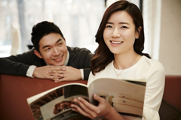 포토 JPG 여자 남자 신혼부부 실내 미소 들기 앉기 상반신 성인 두명 앞모습 책 30대 소파 다정 한국인 신혼 부부라이프 장년만 성인만 가구점 국내포토 라이프스타일 부부 뷰포인트 컨셉 의자 모션 표정 사람 동양인 내부 장년 상점 파일형식