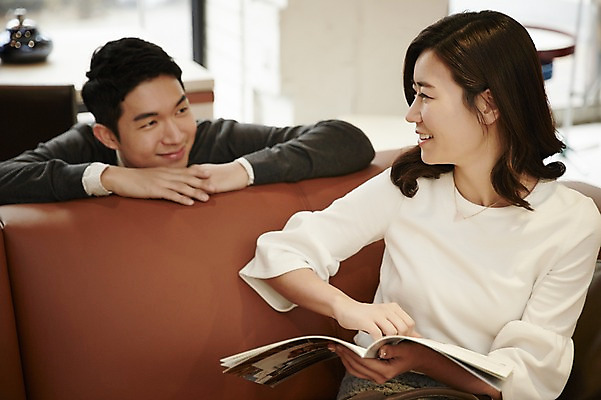 포토 JPG 여자 남자 신혼부부 실내 미소 들기 앉기 상반신 성인 두명 앞모습 책 30대 소파 다정 한국인 신혼 부부라이프 장년만 성인만 가구점 국내포토 라이프스타일 부부 뷰포인트 컨셉 의자 모션 표정 사람 동양인 내부 장년 상점 파일형식