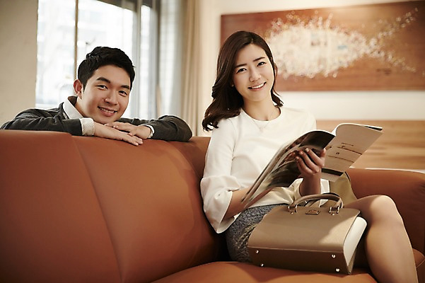 포토 JPG 여자 남자 신혼부부 실내 미소 들기 앉기 상반신 성인 두명 앞모습 책 30대 소파 다정 한국인 신혼 부부라이프 장년만 성인만 가구점 국내포토 라이프스타일 부부 뷰포인트 컨셉 의자 모션 표정 사람 동양인 내부 장년 상점 파일형식