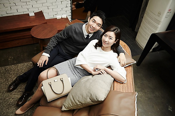 포토 JPG 전신 여자 남자 신혼부부 실내 미소 앉기 성인 두명 앞모습 30대 소파 다정 한국인 편안함 신혼 부부라이프 장년만 성인만 가구점 국내포토 라이프스타일 부부 뷰포인트 컨셉 의자 모션 표정 사람 동양인 내부 장년 상점 감각 파일형식